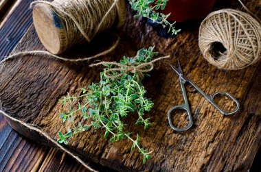 ahşap bir masa üzerine kekik