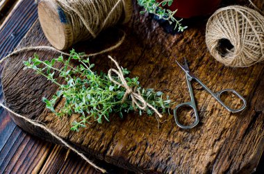 ahşap bir masa üzerine kekik