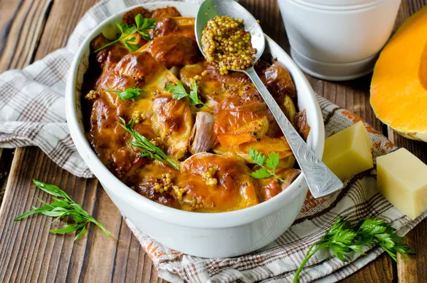 peynir ve taneli hardal ile pişmiş kabak