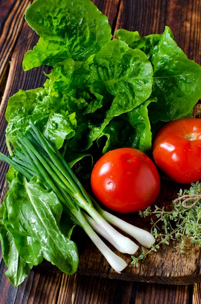 Sayuran segar: tomat, selada, bawang, thyme dan bayam o — Stok Foto