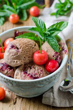 kiraz ve nane ile Çikolatalı dondurma