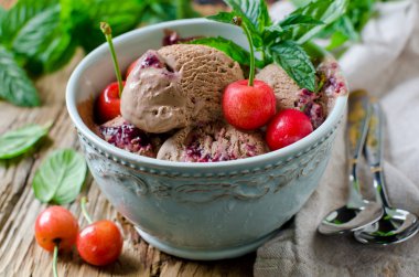 kiraz ve nane ile Çikolatalı dondurma