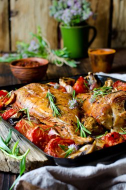 Sebze ve otlarla pişirilmiş levrek.