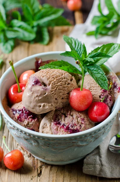 Sorvete de chocolate com cerejas e hortelã — Fotografia de Stock