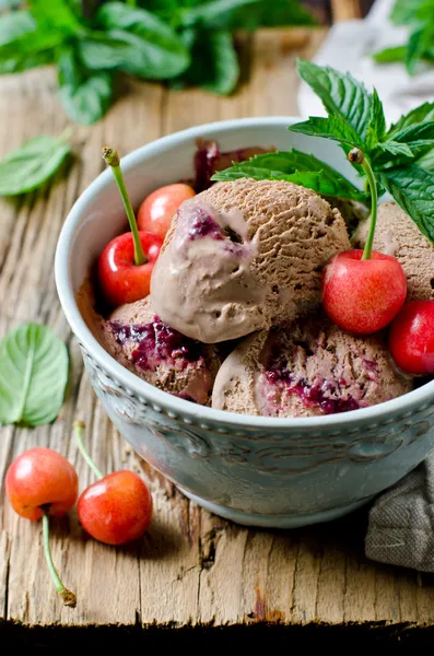 Choklad glass med körsbär och mynta — Stockfoto