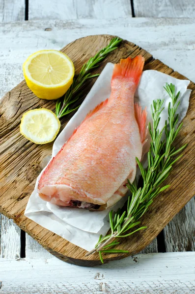Fresh sea bass with lemon and rosemary — Stock Photo, Image