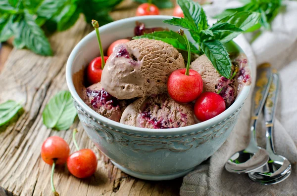 Sorvete de chocolate com cerejas e hortelã — Fotografia de Stock