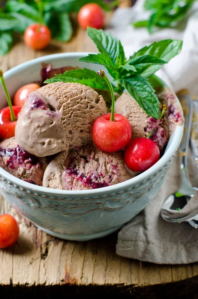 Шоколадное мороженое с вишней и мятой — стоковое фото
