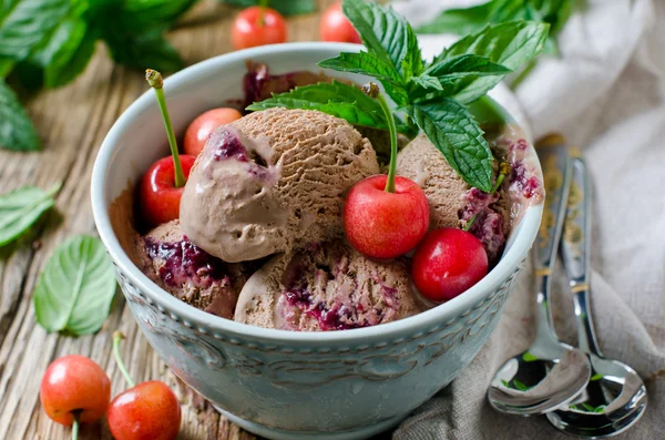 Sorvete de chocolate com cerejas e hortelã — Fotografia de Stock