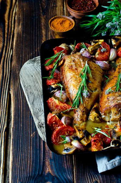 Sebze ve otlarla pişirilmiş levrek.