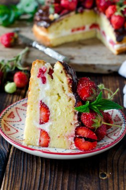 sünger kek krem, çilek ve çikolata ile