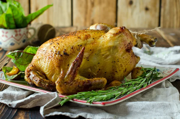 Hühnchen mit Gewürzen und Rosmarin gebacken — Stockfoto