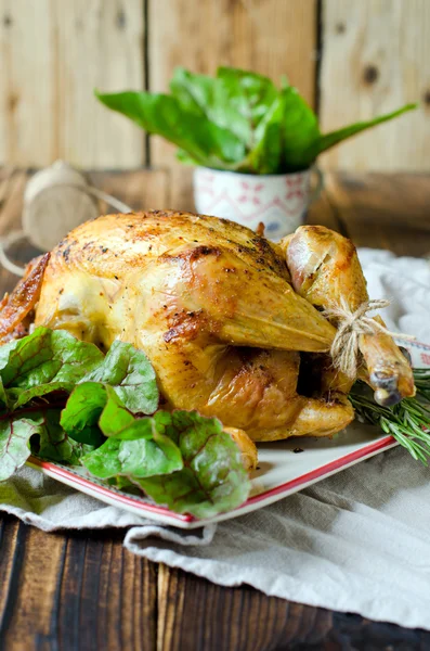 Frango assado com especiarias e alecrim — Fotografia de Stock