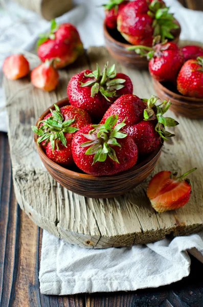 Fresas frescas en un tazón —  Fotos de Stock