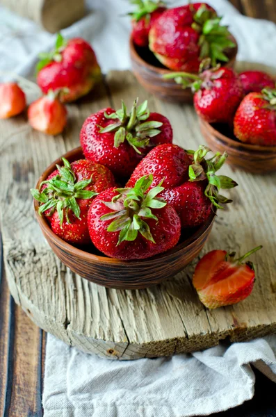 Fresas frescas en un tazón —  Fotos de Stock