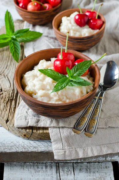 Pudim de arroz com bagas. pequeno-almoço — Fotografia de Stock