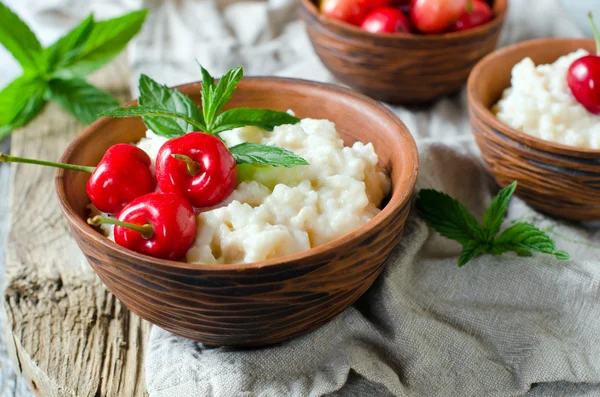 Puding beras dengan buah berry. sarapan — Stok Foto