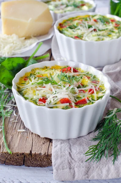 Omelet with vegetables and cheese. Breakfast. — Stock Photo, Image