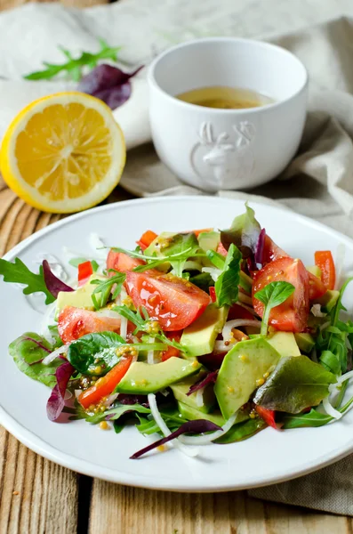 Sallad med avokado och körsbär tomater — Stockfoto