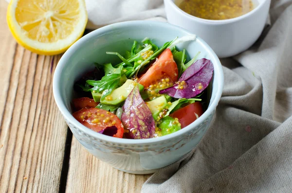 Salade met avocado en cherry tomaten — Stockfoto