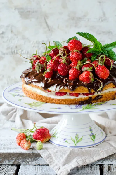 Пирог с кремом, клубникой и шоколадом — стоковое фото
