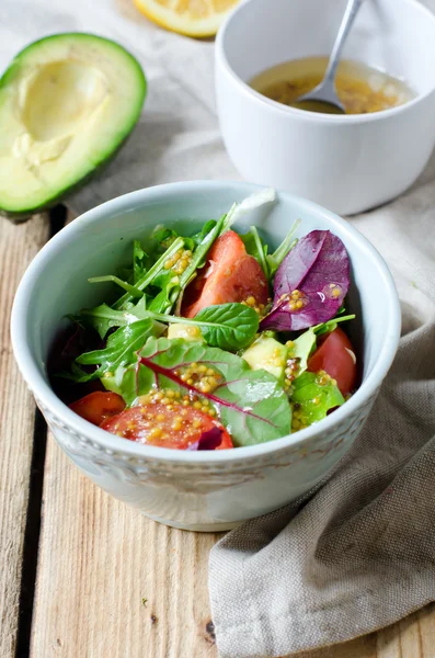 Sallad med avokado och körsbär tomater — Stockfoto