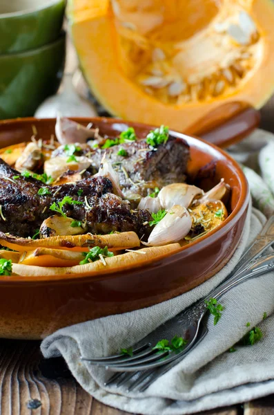 Meat baked with pumpkin, garlic and herbs — Stock Photo, Image