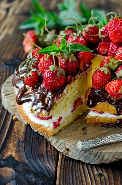 Pastel de esponja con crema, fresas y chocolate — Foto de Stock