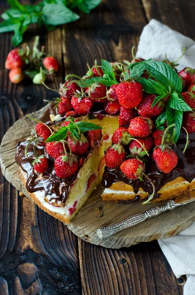 Spons cake met room, aardbeien en chocolade — Stockfoto