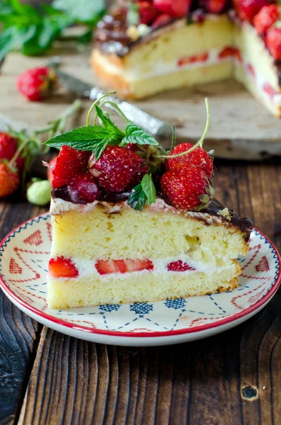 Spons cake met room, aardbeien en chocolade — Stockfoto