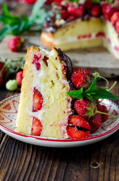 Gâteau éponge à la crème, fraises et chocolat — Photo