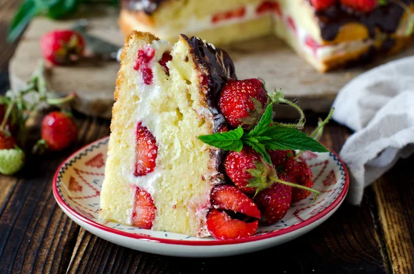 Pastel de esponja con crema, fresas y chocolate — Foto de Stock