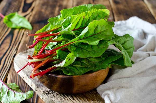 Chard bladen i en skål — Stockfoto