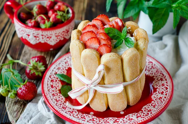 Gâteau "Charlotte" aux fraises — Photo