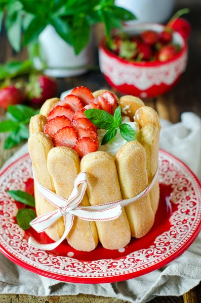 Cake "Charlotte" with strawberries — Stock Photo, Image