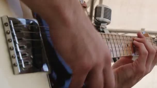 Człowiek gra na gitarze elektrycznej — Wideo stockowe