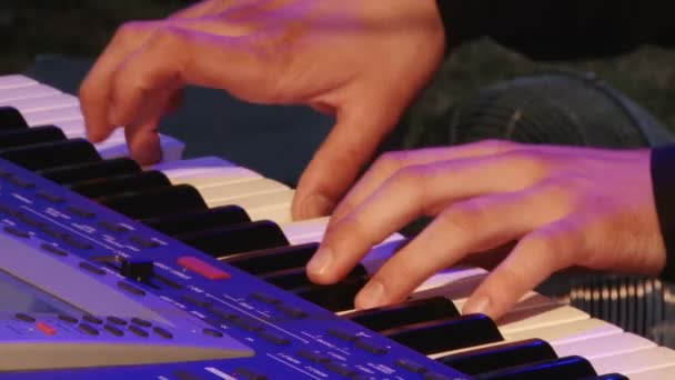 Muziek toetsenbord, kleurrijke licht — Stockvideo