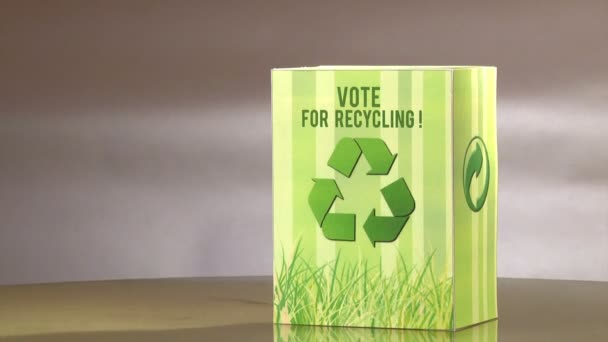 Votar por el reciclaje . — Vídeos de Stock