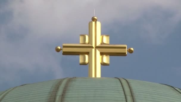 Cruz de oro, alejar — Vídeos de Stock