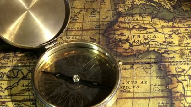 Goldener Kompass und alte Karten, Zoom