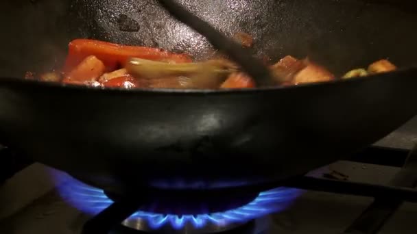 Chinese food in wok, flame — Stock Video