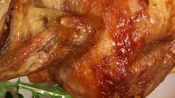 Еда, жареная курица — стоковое видео