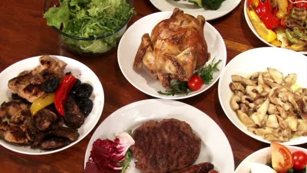 Alimentos festivos, servidos en la mesa — Vídeo de stock