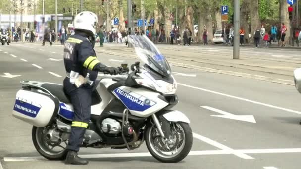 Polizist auf einem Motorrad — Stockvideo