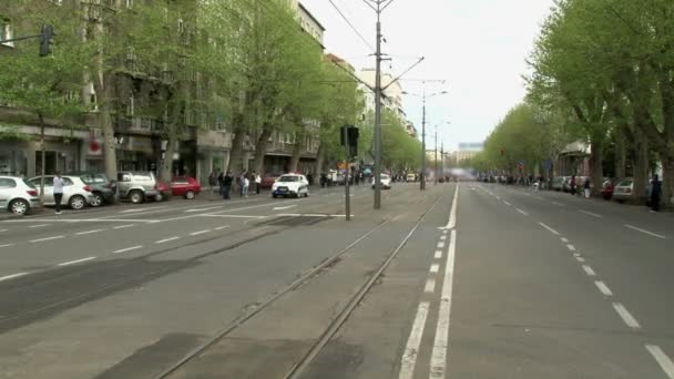 Boulevardstraße, Polizeiautos — Stockvideo