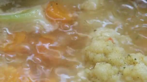 Nourriture bouillante, chou-fleur, carottes, soupe — Video