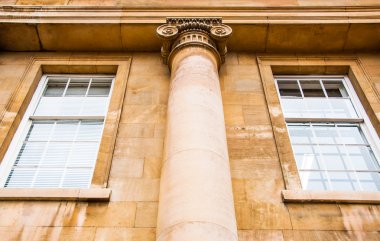 Antik taş sütunlar Cambridge İngiltere'de mimari mirası