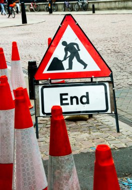 trafik işareti sonu yol yapımı için çalışmak