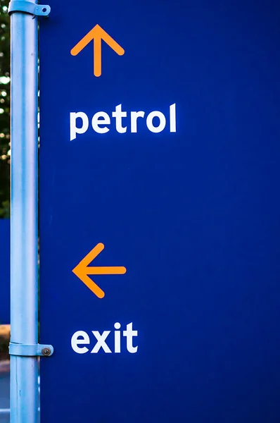 Tankstellenschild Richtung auf blauem Hintergrund — Stockfoto