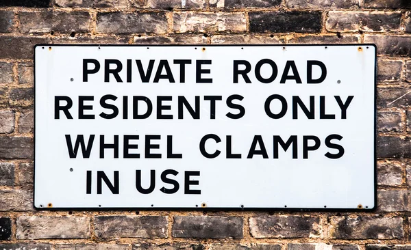 Varningsskylt för bilister för en privat väg, hjulet klämmor i användning — Stockfoto